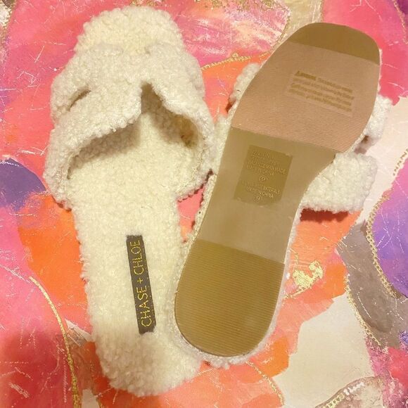 🛍️Chase +Chloe Beige size:9 Cosy Slippers feature a super cushy footed 💥 - Picture 2 of 7